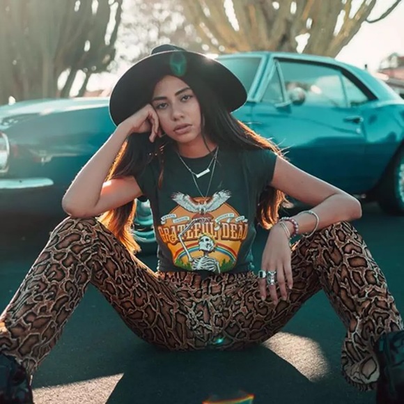 SOLD OUT Grateful Dead Skeleton Rock Band Graphic Tee - Picture 2 of 3